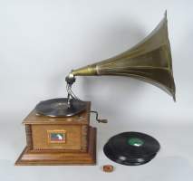 Musique Phonographe ancien à pavillon de cuivre + 4 disques + boite d'aiguilles