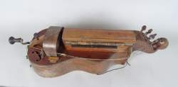 Musique : vielle à roue plate en bois sculpté et marqueterie a/ manche tête d'homme 19eS (ds l'état)