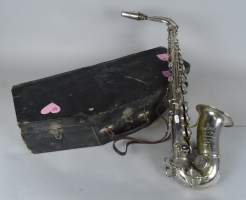 Musique : Saxophone d'Adolphe SAX Paris médaille d'or 19èS N°18136 (Ds l'état)