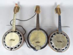 Musique : 3 banjo en bois (ds l'état)