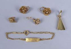 Bijou : Lot de bijoux en or jaune 18K (gourmette , 2paires boucles d'oreilles (1acc) , attache de pendentif)