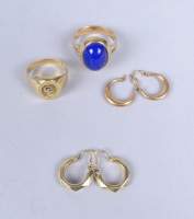 Bijou : Bague avec lapis lazuli , chevalière , paire de boucles d'oreilles en or jaune 18K + paire de boucles d'oreilles en or 14K