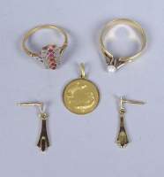 Bijou : Lot de bijoux en or jaune 18K (bague avec diamants et rubis , bague avec perle , boucles d'oreilles (mq) , pendentif)