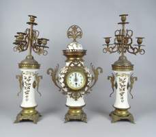 Horlogerie : Garniture de cheminée en faïence rehauts d'or et métal doré horloge Mvt rond paire de chandeliers 5 bougies