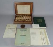 Collection : (4) Union minière du Haut - Katanga : livre +Médaille UMHK signé FONSON , minéraux a/ autorisa d'export 1959 , - Cinquantenaire - a/ repro de L. MOONENS 4251/5000