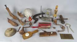 Objet : curiosités : +/ - 19 outils divers de cuisine , cordonnier , réchaud Primus , burette valvespout , rabot.