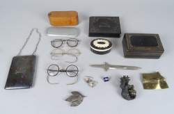 Objet : curiosités : 3 lunettes , boîte pour daguerreotype , sculpture bronze , ouvre - lettre , boîtes en marqueterie , boutons de manchette , porte - feuille en métal argenté , é