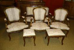 Meuble: Salon de style Louis XV en bois sculpté tissu fleuri: canapé, 3 fauteuil