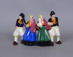Céramique: -Groupe de danseurs bretons- en faïence Henriot Quimper signé MICHEAU