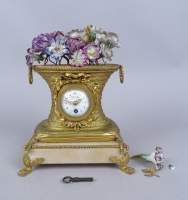 Horlogerie: Pendule en bronze doré et fleurs en porcelaine (pt mq) cadran avec i