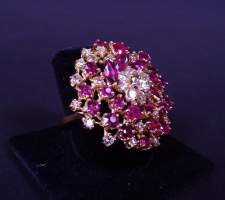 Bijou: Bague en or jaune 18K sertie de diamants pour 2,68cts et de rubis pour 5,