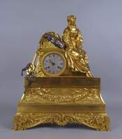 Horloge en bronze CharlesX - Jeune femme assise - mouvement rond de Paris à fil de soie à sonnerie (en état)