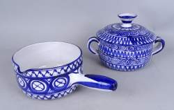 Céramique faïence émaillée blanc/bleu Vallauris (2) : poêlon, pot couvert (défaut de cuisson) monogrammé P.R. PICAULT Robert