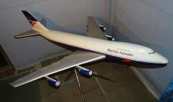 Collection Maquette d'avion - BOEING 747 - British Airways sur pied chromé