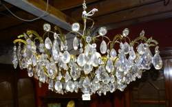 Luminaire : lustre milieu 20eS (2) : larmes de cristal taillé 15 lumières et italien en métal peint et fleurs en porcelaine (mq)