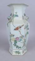 Asiatique Vase balustre ancien de forme hexagonale en porcelaine de Chine émaux polychromes (Rest.)