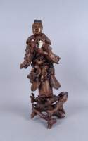 Asiatique : sculpture en bois / racines - Personnage tenant 2 fleurs en corail - fin 19eS début 20eS EU ONLY
