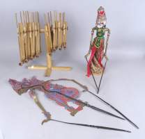 Asiatique : 2 marionnettes de théâtre Indonésie 20eS (1 nez acc) et instrument Angklung en bambou