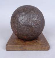 Arme : Boulet de Canon en métal 17eS socle Indication Bataille de Charleroi sous Louis XIV