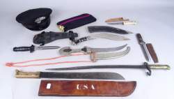 Militaria : Lot divers comprenant Képi et béret de Carabinieri italien + machette USA + divers couteaux