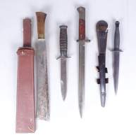 Militaria : 3 armes : poignard USM3 2e guerre + Dague Commando de Type FAIRBAIRN SYKES +Baionnette tchèque+ petite moderne