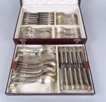 Argenterie : Ménagère 12 couverts en métal argenté de style Louis XV (oxydation)