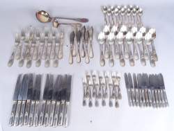 Argenterie : Ménagère 12 couverts en métal argenté de style Louis XV et 6 couteaux à poisson et 2 couverts à servir