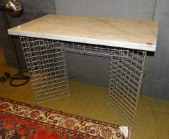 Meuble Table comptoir vintage Pieds grillagés dessus marbre circa 1970 86x116x61