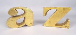 Sculpture Presse-livres en laiton doré -A et Z- daté 1968 signé C.JERE FELS Jerr