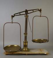 Objet: balance à bras égaux sur colonne en bronze plateaux en cuivre 19eS sur so