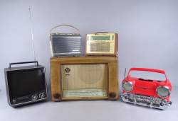 Objet : radio (4) et 1 téléviseur (fonctionnement non vérifié , usures)