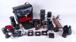 Objet : Appareil photo CANON A1 avec plusieurs objectifs et accessoires dans valise de transport