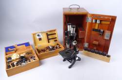 Scientifique : (4) Microscope optique ZEISS - JENA ds son coffret bois et optiques + 2 coffrets d'accessoires
