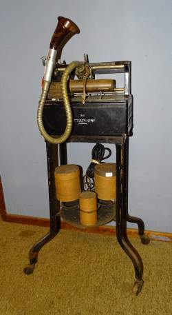 Objet : (4) Dictaphone électrique 1907 enregistreur de cylindre en cire a/ cornet et socle en fonte +2 rouleaux et 1 bte Pathé