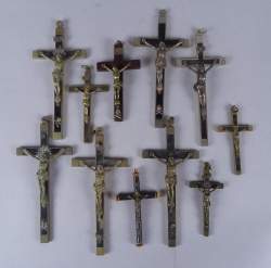 Objet : Religieux 11 Christ anciens en bronze sur croix en bois noirci