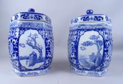 Asiatique : Paire de potiches couvertes en porcelaine Chinoise 20eS