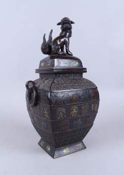 Objet : Brûle-parfum chinois en bronze cloisonné avec décor sommé d'un lion assis Fin 19e - Début 20eS