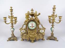 Horlogerie: Garniture de cheminée horloge en bronze et métal doré décor Angelots