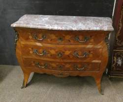 Meuble: Commode à face et cotés galbés de style Louis XV 1ere moitié 20eS