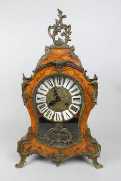 Horloge: Pendule cartel en bois de rose de style Louis XV mouvement à sonnerie (