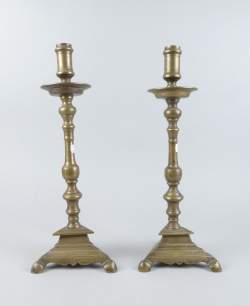 Objet: Paire de bougeoirs tripodes en bronze fin 17eS H:43cm