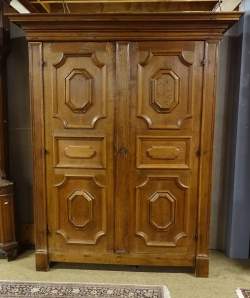 Meuble: Armoire Louis XIII en chêne fin 17eS Meuble: Armoire Louis XIII en chêne fin 17eS