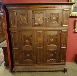 Meuble allemand Renaissance 4 Portes en chene et incrustations d'étoiles marqué