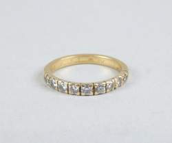 Bijou: Demi alliance américaine en or jaune 18K sertie de 9 diamants d'env. 0,02