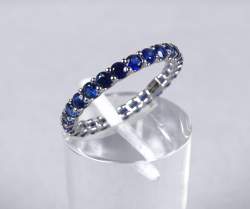 Bijou: Bague en or blanc 18K sertie de saphirs pour env. 1,50cts P: 1,4g TDD: 52