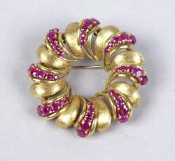 Bijou: Broche en or jaune 18K sertie de rubis pour env. 0,80cts P: 14,7gr Bijou: Broche en or jaune 18K sertie de rubis pour env. 0,80cts P: 14,7gr