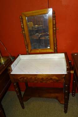 Meuble: Lavabo psyché Louis-Philippe en acajou avec marbre blanc (fêles) milieu