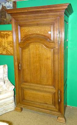 Meuble: bonnetière montoise en chêne 18eS Meuble: bonnetière montoise en chêne 18eS