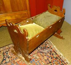 Meuble: berceau à bascule en chêne fin 18e début 19eS 61x81x50cm