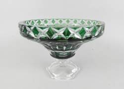 Verrerie : Coupe sur pied (1 pt ecl) en cristal taillé signé Val Saint Lambert vert et incolore